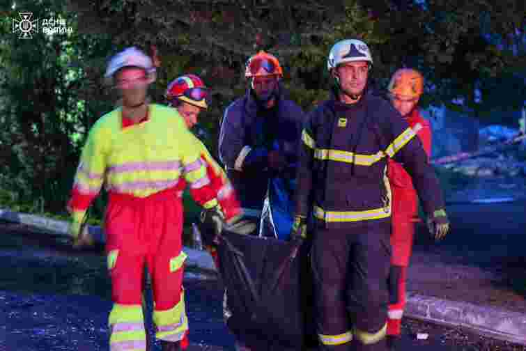 У Луцьку під завалами зруйнованого росіянами будинку виявили тіло дівчини