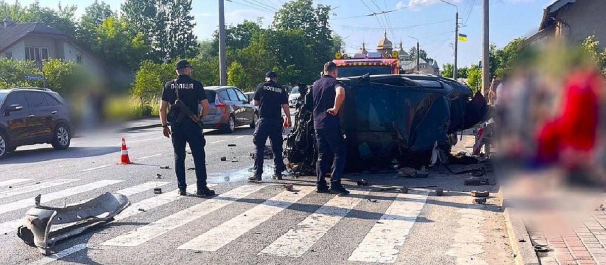 На Прикарпатті у ДТП загинула дев'ятирічна дівчинка, ще троє людей потрапили до лікарні