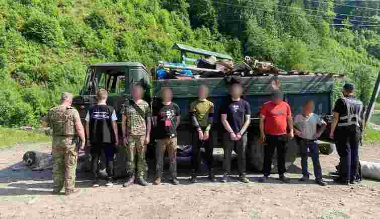 На Закарпатті затримали вантажівку ГАЗ із захованими в будівельному смітті ухилянтами