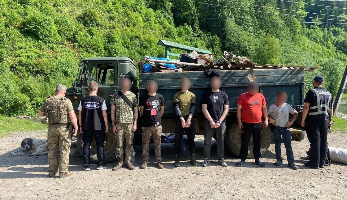 На Закарпатті затримали вантажівку ГАЗ із захованими в будівельному смітті ухилянтами