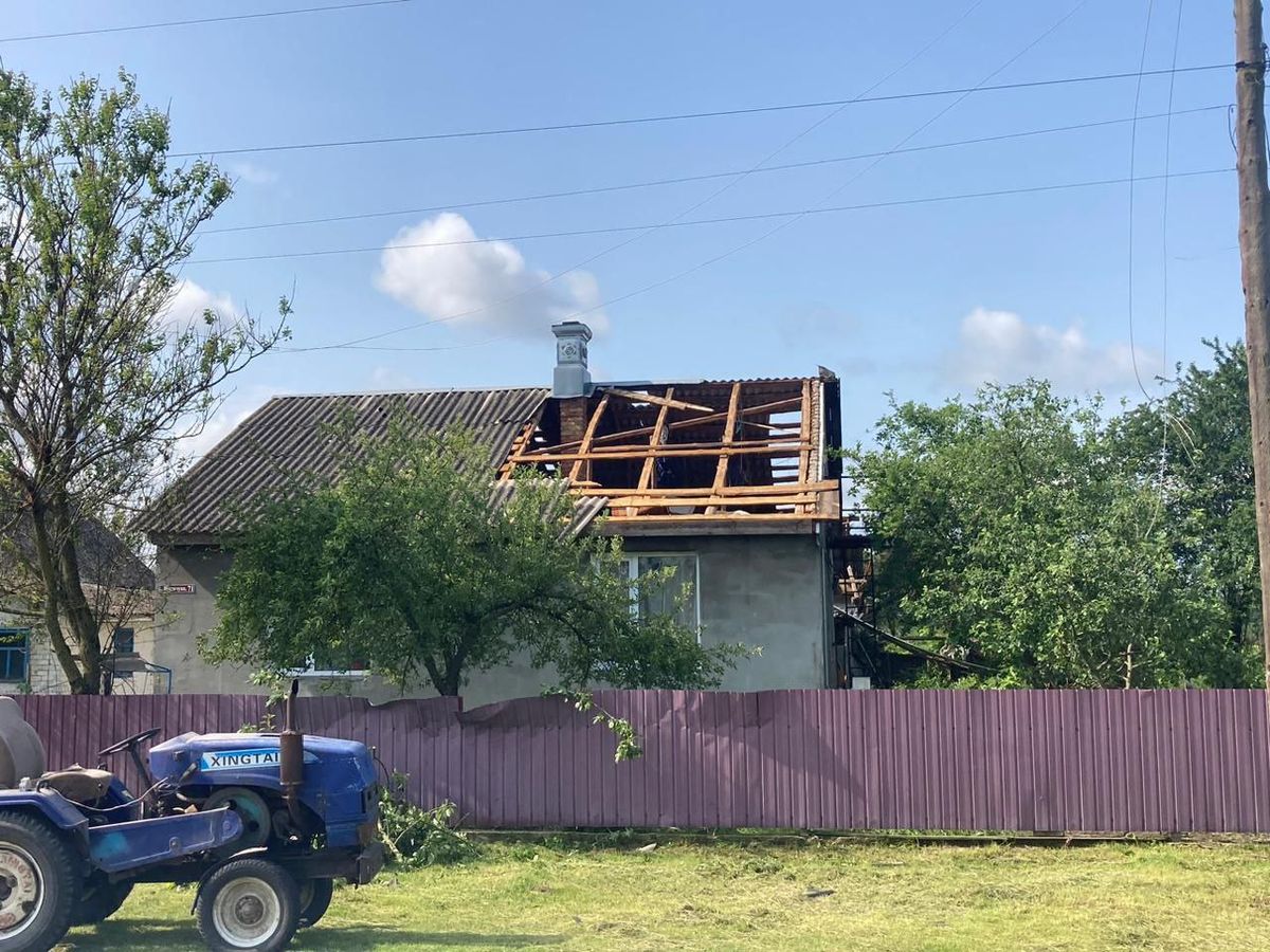 На Рівненщині через негоду знеструмлені села та пошкоджені будинки