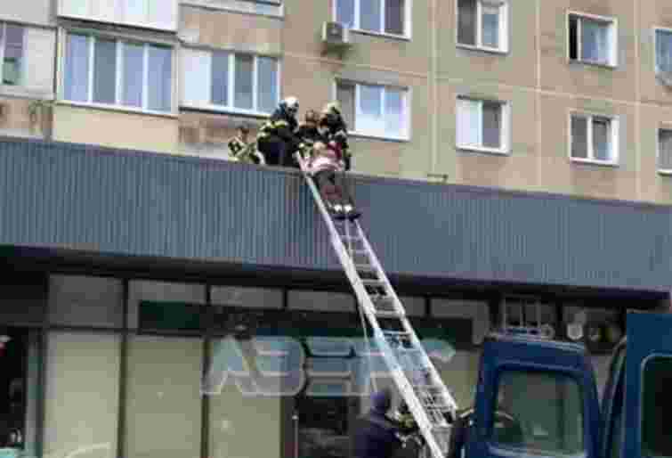 У Луцьку 34-річний чоловік випав з вікна восьмого поверху на магазин