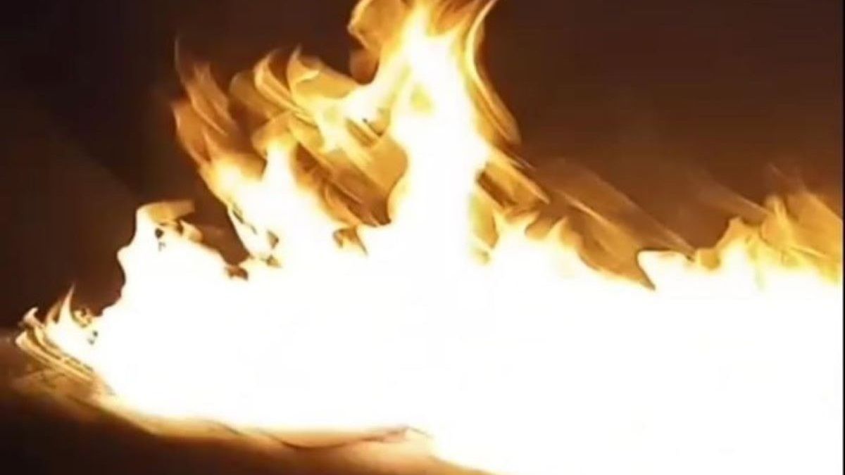 Партизани спалили автомобіль росіян із мобільним РЕБ у Мелітополі