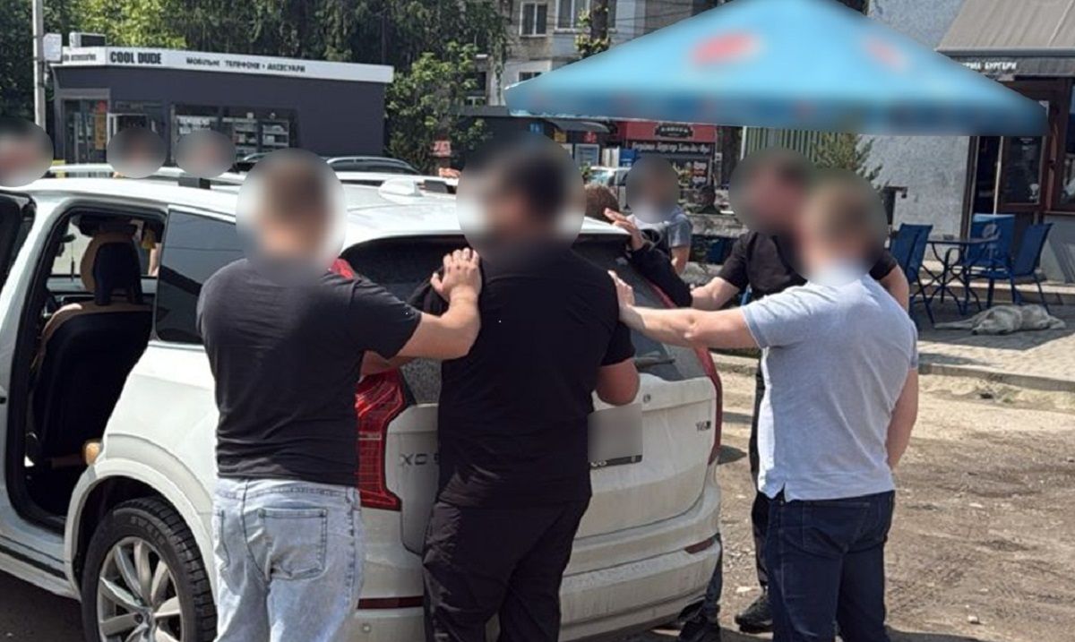 У Львові затримали родича бійця під час передачі 4500 доларів заступнику командира частини