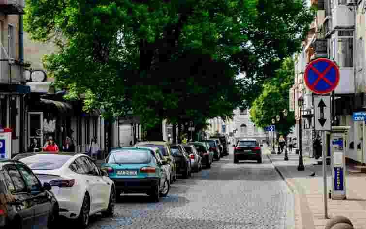 На двох платних парковках у центрі Луцька зросли ціни