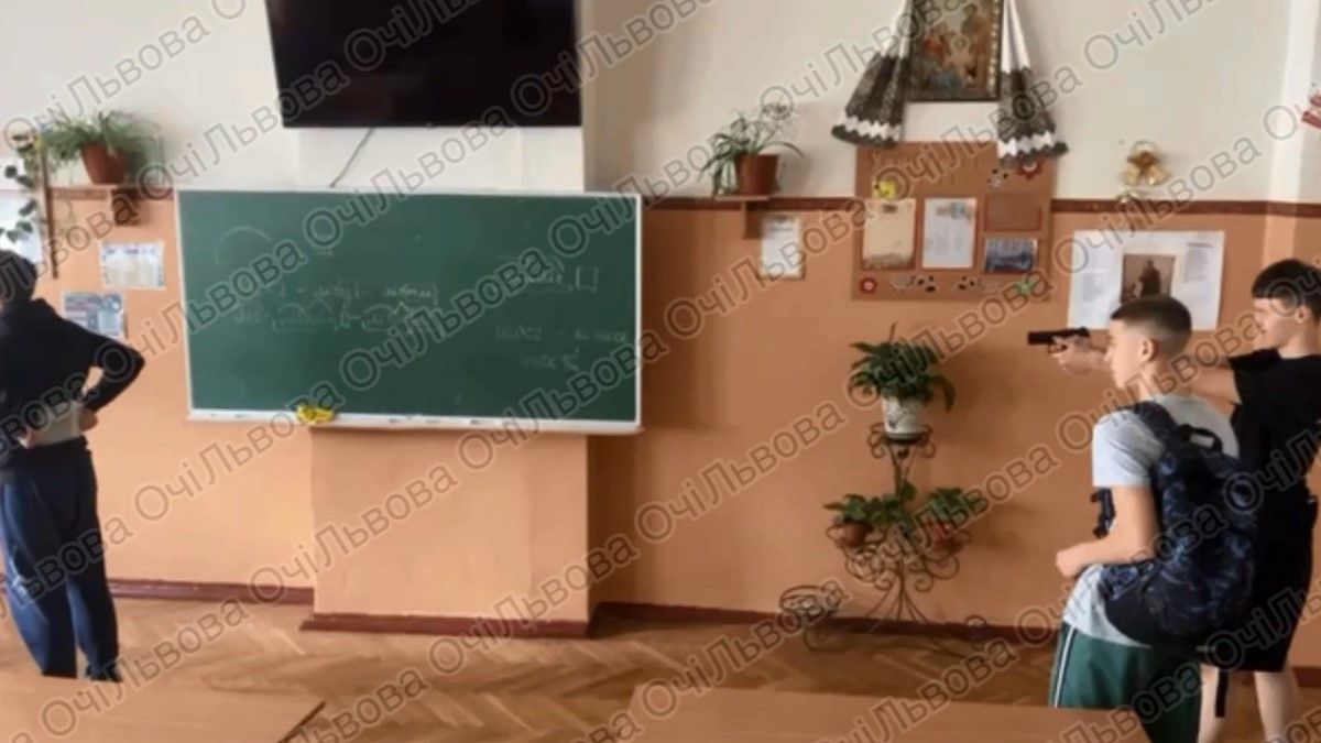 Дев’ятикласник львівської школи стріляв у класі з пневматичної зброї