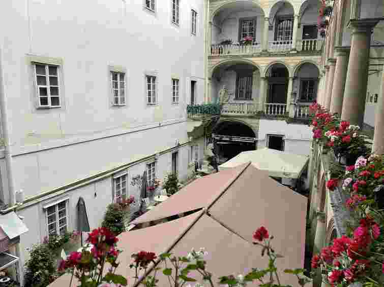 Власник «Італійського дворика» закрив подвір’я пам’ятки літнім майданчиком