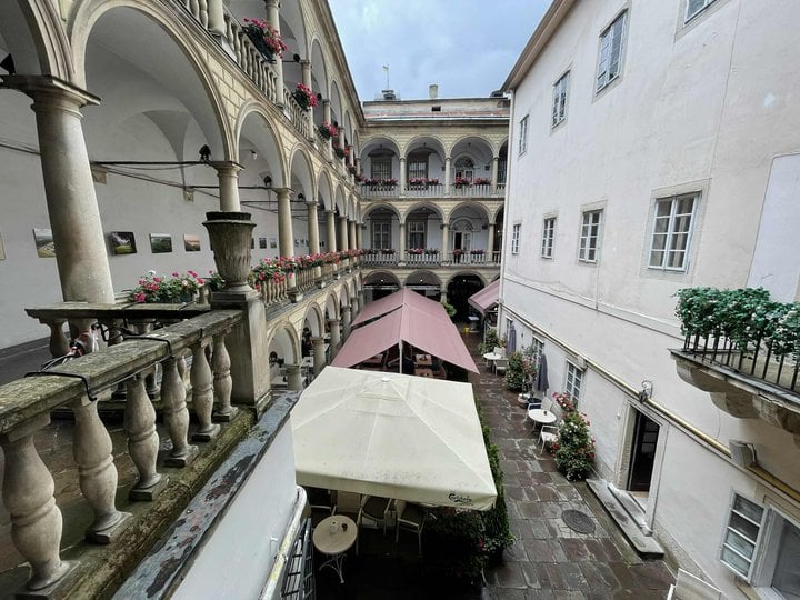 Вид на Італійський дворик із балкона другого поверху