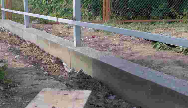 Посадовець шахти на Львівщині експлуатував підлеглих на будівництві у родичів