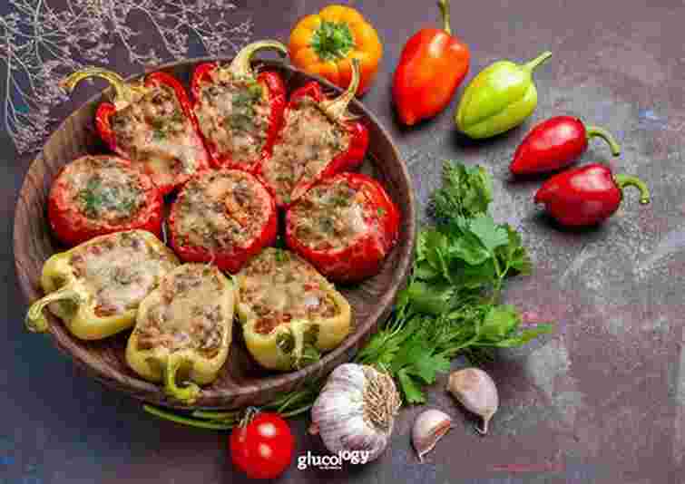 Фаршировані перці з куркою, запечені половинками. Рецепт дня