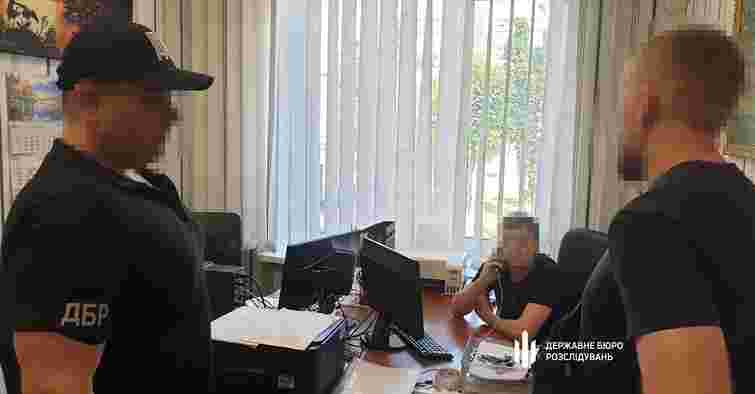 У Дніпрі затримали правоохоронця за видалення інформації про ухилянтів у розшуку