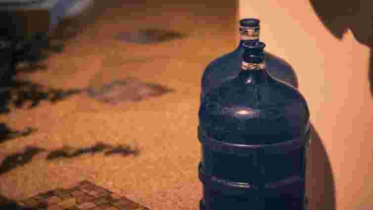 Наліт та цвіль легко зникнуть: як швидко помити бутель для води 