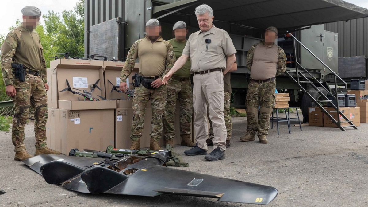 Порошенко опублікував фото збитого українського дрона, видавши його за російський