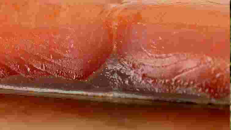 Як зняти шкіру з лосося за 15 секунд: три прості методи від шеф-кухаря