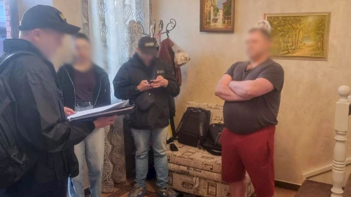Експосадовців Мінрегіону викрили на корупційній схемі із землею під забудову в Києві