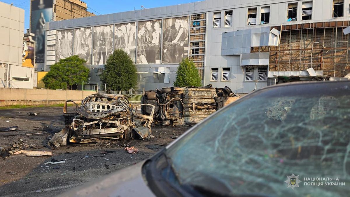 Внаслідок російської атаки на Запоріжжі загинула жінка та постраждали поліцейські
