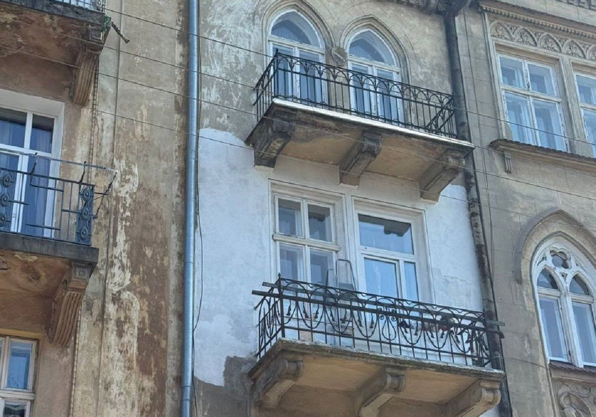 Мешканка квартири в центрі Львова самовільно пофарбувала історичний фасад