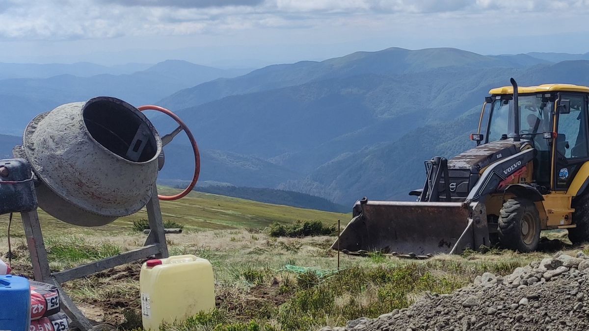 На Свидовці у Карпатах монтують щоглу для вимірювання сили вітру