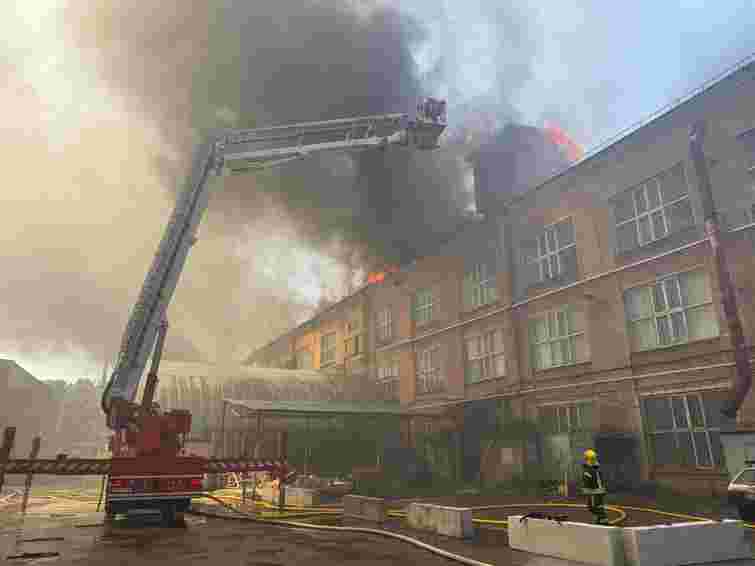 У Рівному сталася масштабна пожежа на колишньому газорозрядному заводі