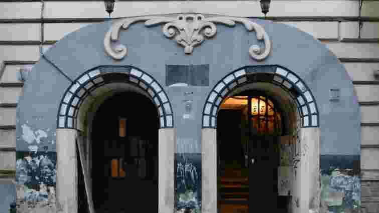 Склад фортепіано, молитовний дім і кабаре: історія львівської камʼяниці на Стефаника