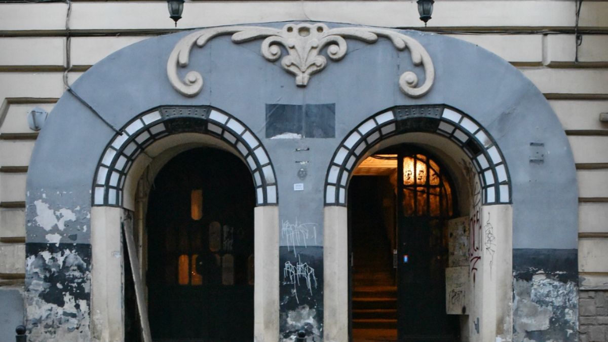 Склад фортепіано, молитовний дім і кабаре: історія львівської камʼяниці на Стефаника