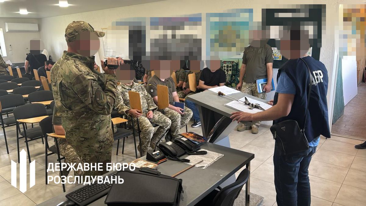 На Прикарпатті посадовці авіабригади продавали підприємцям списане з літаків пальне