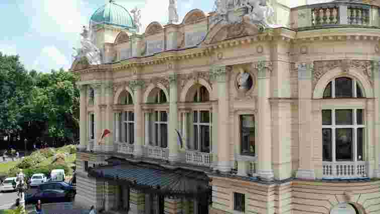 У Польщі затримали тіктокера, який зірвав український прапор із будівлі театру