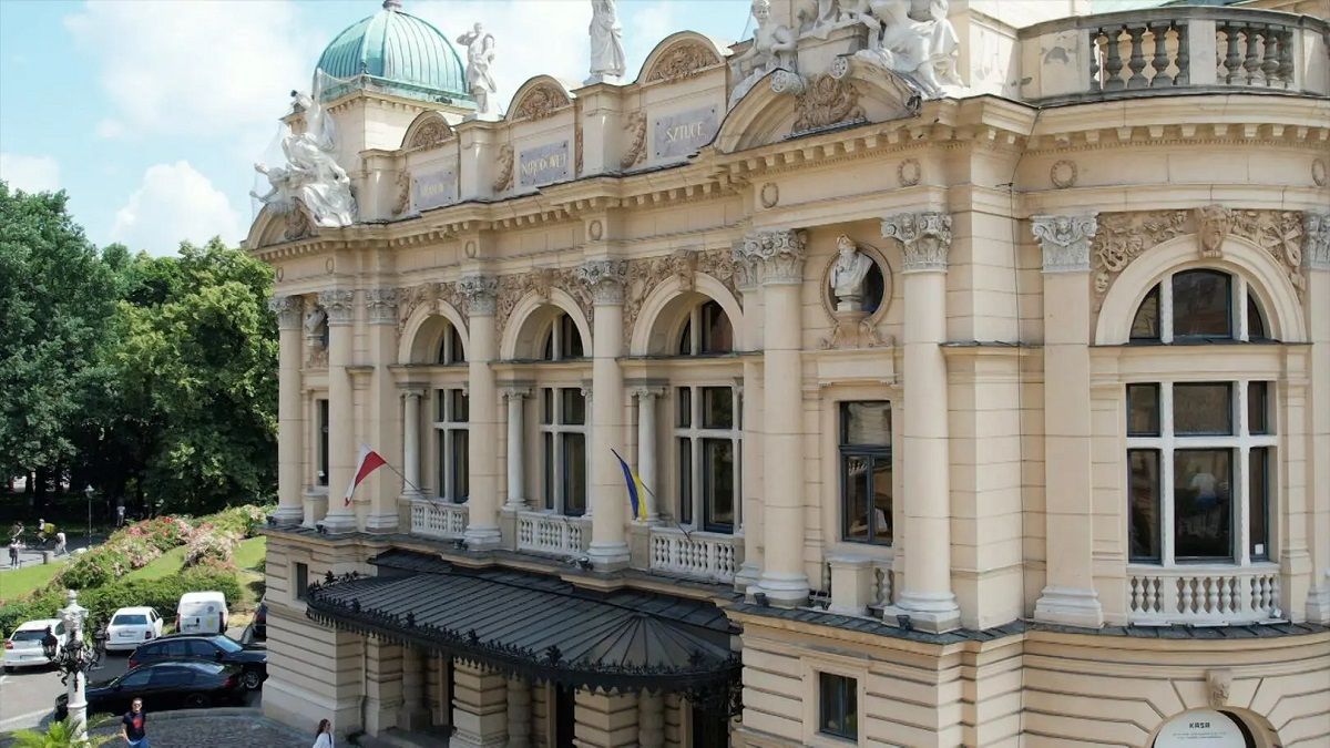 У Польщі затримали тіктокера, який зірвав український прапор із будівлі театру