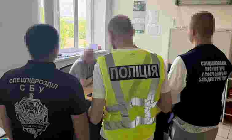 На Буковині онколог вимагав у хворої матері військового 7 тис. доларів за документи