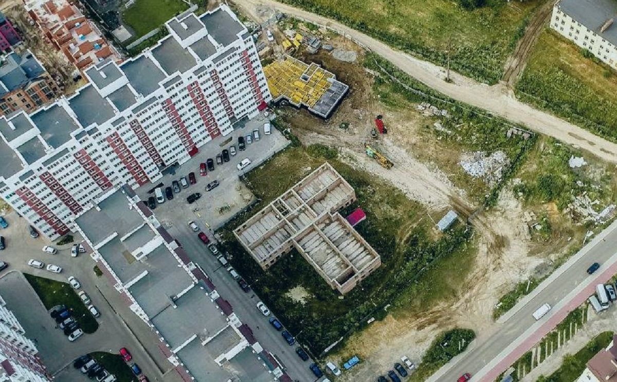 Працівниця ЖБК уникла покарання за незаконий продаж квартир у Винниках