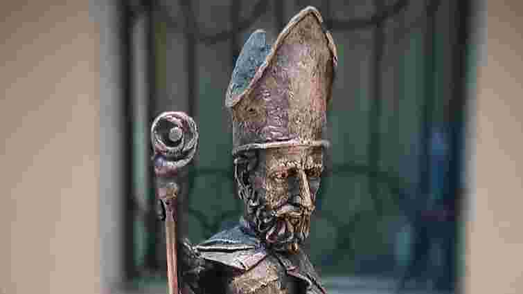 У центрі Ужгорода встановили мініскульптуру святому Урбану – покровителю виноробів