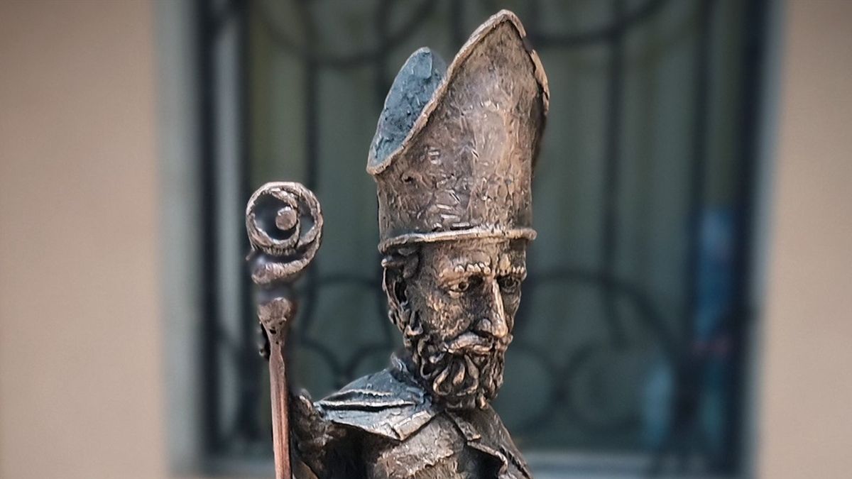 У центрі Ужгорода встановили мініскульптуру святому Урбану – покровителю виноробів