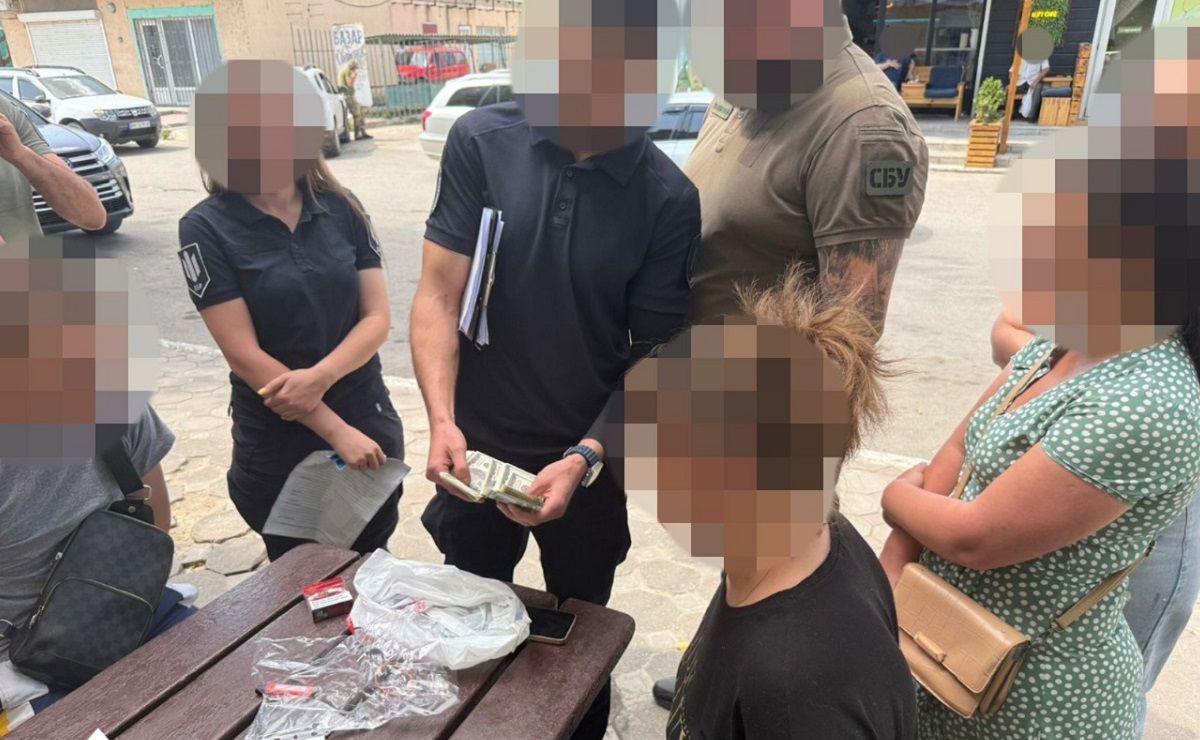 На Одещині ДБР викрило правоохоронця, який разом з матір'ю переправляв ухилянтів до Молдови