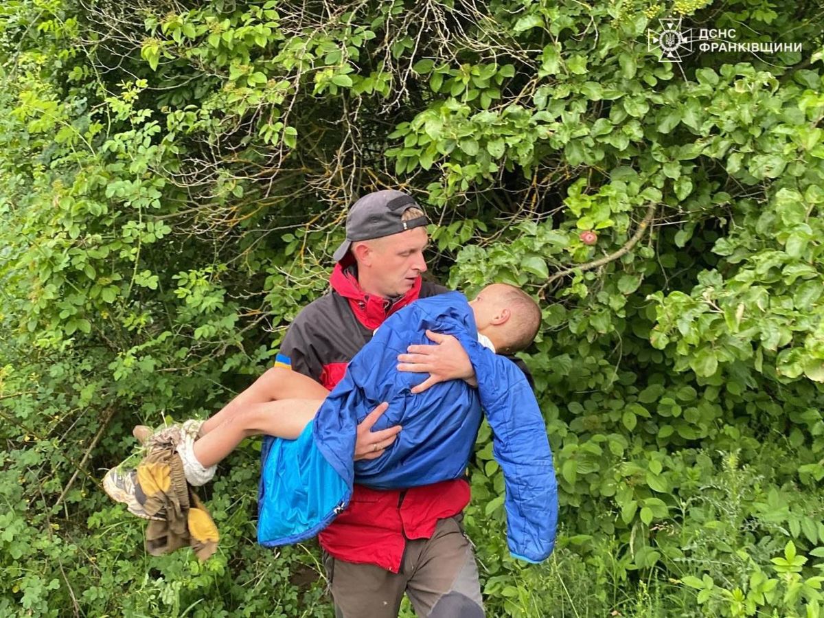 На Прикарпатті за допомогою дрона розшукали зниклого у лісі 5-річного хлопчика