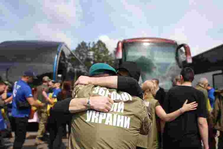 Під час обміну важкопораненими бійцями в Україну повернулися 9 буковинців
