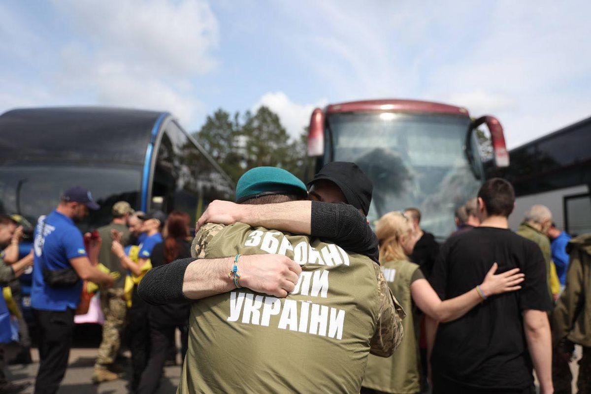 Під час обміну важкопораненими бійцями в Україну повернулися 9 буковинців