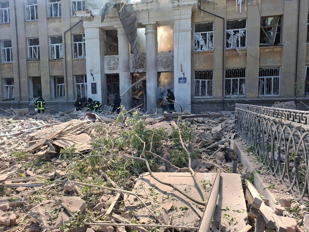 Росіяни вдарили балістичною ракетою по ліцею на Одещині, троє загиблих