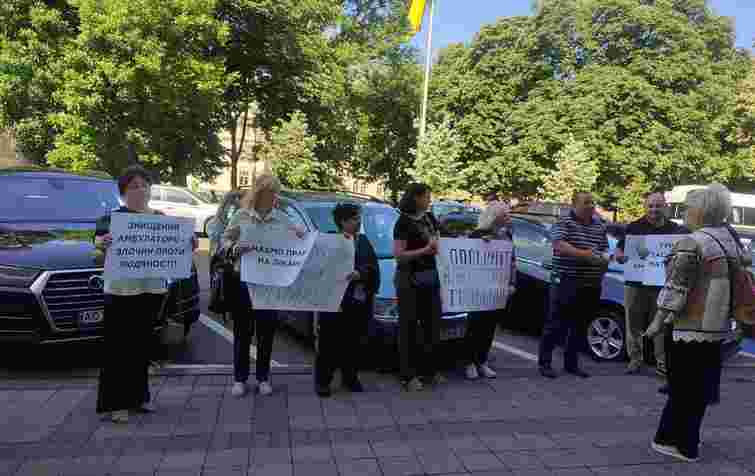 Мешканці Грибовичів пікетують Львівську облраду, вимагаючи амбулаторію