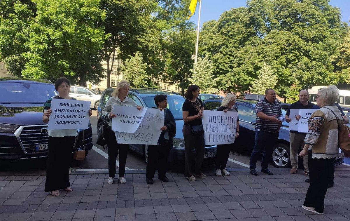 Мешканці Грибовичів пікетують Львівську облраду, вимагаючи амбулаторію