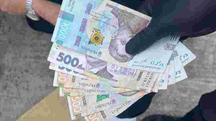 Посередника сервісного центру МВС у Львові затримали під час передачі 4 тис. грн Посередника сервісного центру МВС у Львові затримали під час передачі 4 тис. грн
