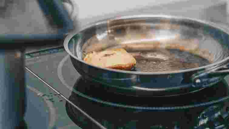 Як правильно почистити сковорідки з нержавіючої сталі: корисні поради 