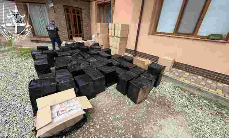 На Прикарпатті у підпільних цехах виявили спецобладнання з сигаретами на 3 млн грн