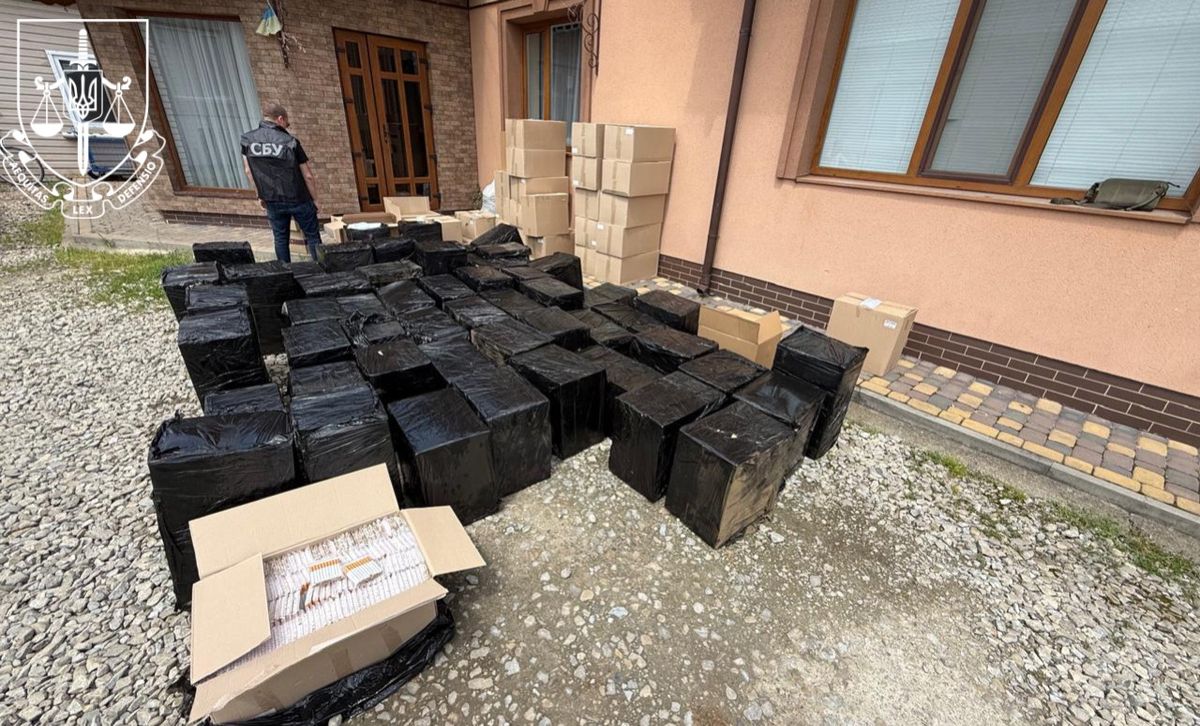 На Прикарпатті у підпільних цехах виявили спецобладнання з сигаретами на 3 млн грн