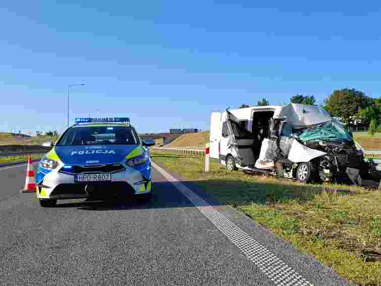 У Польщі 22-річний водій мікроавтобуса з України врізався у вантажівку, постраждали 4 пасажирів