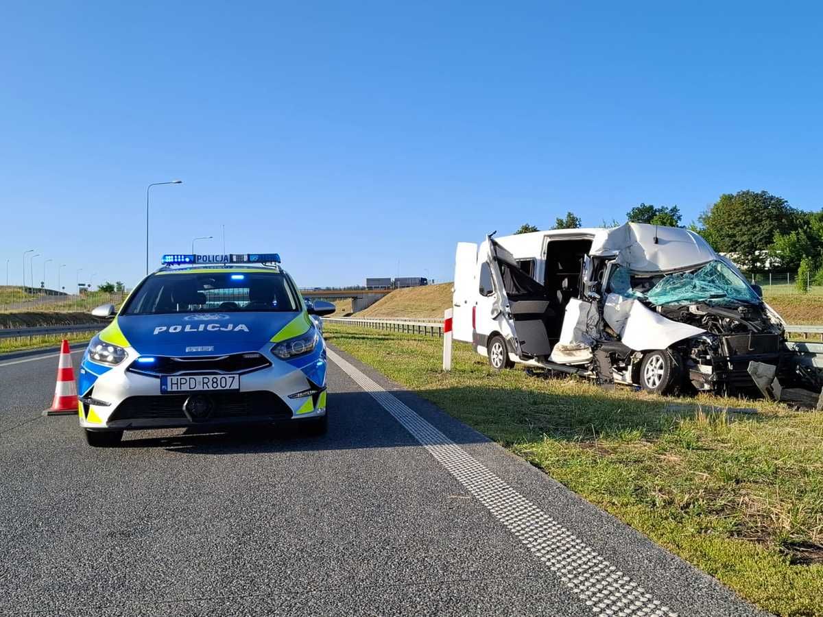 У Польщі 22-річний водій мікроавтобуса з України врізався у вантажівку, постраждали 4 пасажирів
