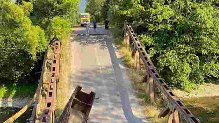 На Закарпатті внаслідок обвалу мосту без сполучення залишилися вісім сіл