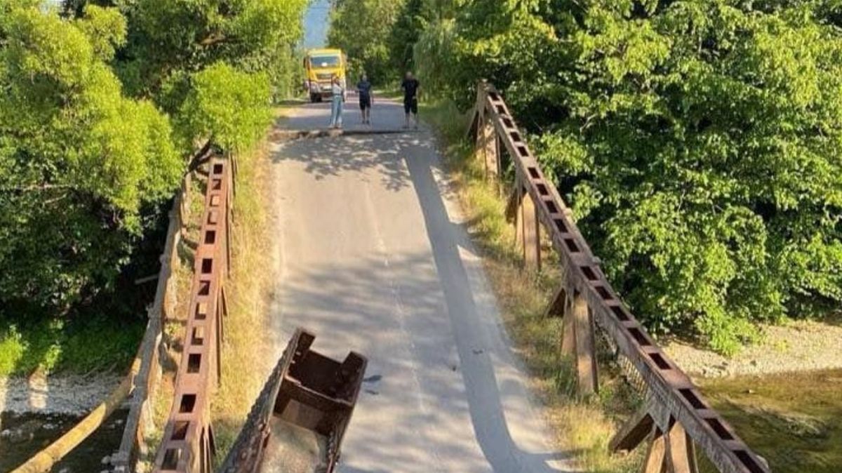 На Закарпатті внаслідок обвалу мосту без сполучення залишилися вісім сіл