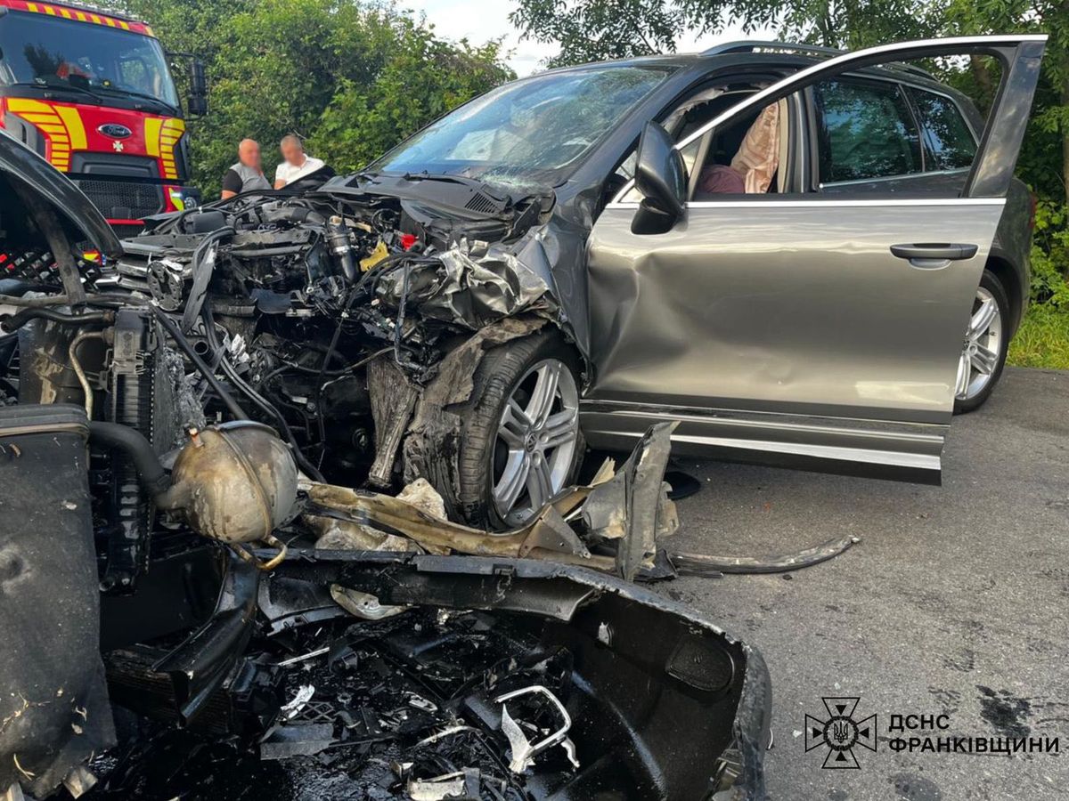 У лобовій аварії на Прикарпатті загинули двоє людей