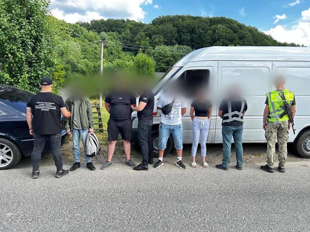 На Закарпатті затримали подружжя, яке перевозило ухилянтів до кордону у хлібному фургоні