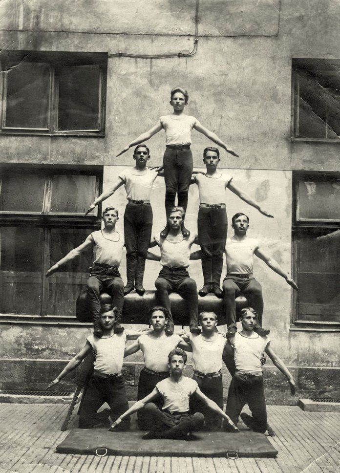 Вежа львівських спортсменів-гімназистів у дворику рухівні «Сокола-Батька» на вул. Руській у Львові, 18 жовтня 1922 р. Роман Шухевич вгорі піраміди (фото з архіву Богдана Підгайного)